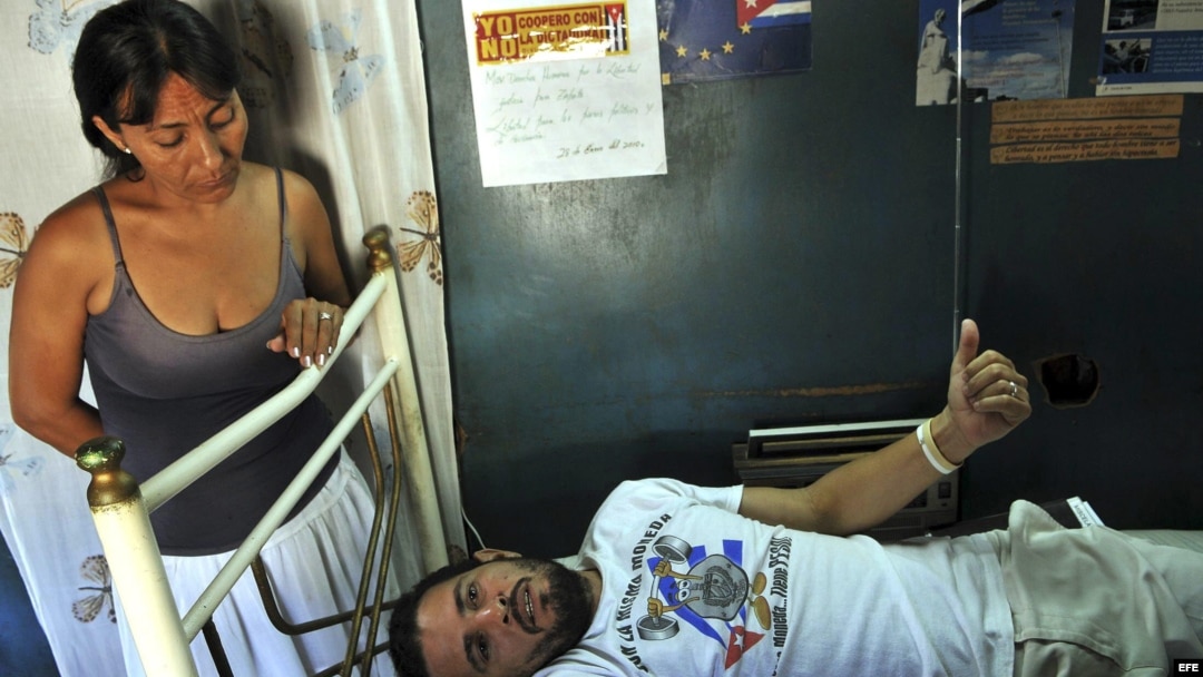 Foto de archivo. Berta Guerrero Segura (i) observa a su esposo, el opositor Franklin Pelegrino , del Partido Republicano Cubano, cuando realizaba una huelga de hambre en marzo de 2010, en el poblado de Cacocum, en Holguín. 