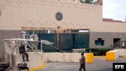 Archivo - Soldados yemeníes haciendo guardia frente a la entrada principal de la Embajada de los Estados Unidos en Sana, la capital de Yemen. 