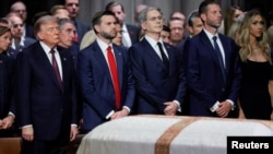 El presidente Trump; el vicepresidente JD Vance; el secretario del Tesoro , Scott Bessent; Eric Trump y su esposa Lara asisten al funeral del fallecido senador estadounidense Lindsey Graham en la Catedral Nacional de Washington, el 28 de julio de 2026. REUTERS/Evan Vucci