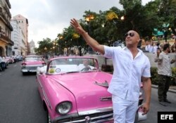 El actor estadounidense Vin Diesel saluda a admiradores en Cuba.