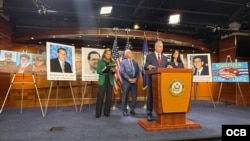 Los congresistas Mario Díaz-Balart, María Elvira Salazar, Carlos A. Giménez y Nicole Malliotakis en conferencia de prensa para pronunciarse por el posible encausamiento de Raúl Castro.