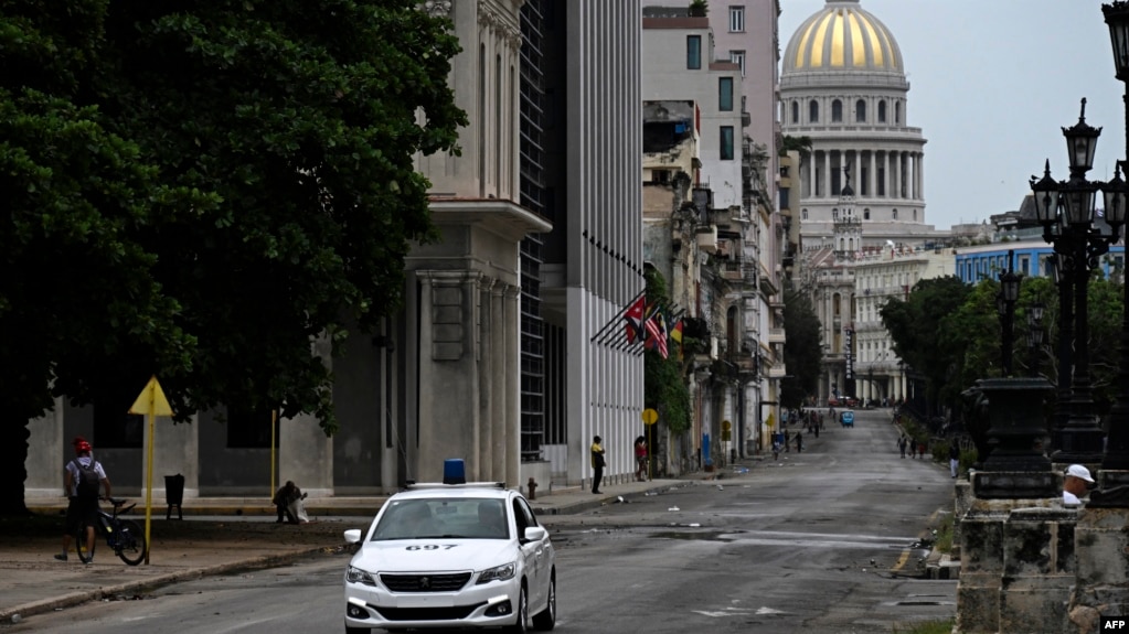 Una patrulla de la policía recorre las calles aledañas al Capitolio, en La Habana.
