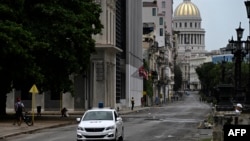 Una patrulla policial circula por una calle de La Habana el 11 de julio de 2026. YAMIL LAGE / AFP