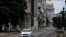 Una patrulla policial circula por una calle de La Habana el 11 de julio de 2026. YAMIL LAGE / AFP