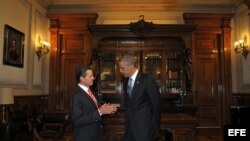 Fotografía cedida por Presidencia de México del mandatario de ese país, Enrique Peña Nieto (i), conversando con el presidente de Estados Unidos, Barack Obama (d), hoy, jueves 2 de mayo de 2013