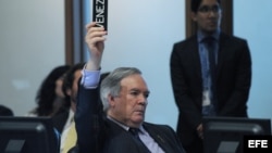 El embajador de Venezuela ante la OEA, Roy Chaderton, vota en contra de que se permita el acceso a la prensa hoy, viernes 21 de marzo de 2014, en la sesión ordinaria del Consejo Permanente de la Organización de Estados Americanos (OEA) en Washington, DC.