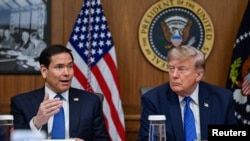 El presidente de Estados Unidos, Donald Trump, escucha al secretario de Estado, Marco Rubio, hablar durante una reunión del gabinete en Camp David, en Thurmont, Maryland (EE. UU.), el 31 de julio de 2026. REUTERS/Daniel Heuer