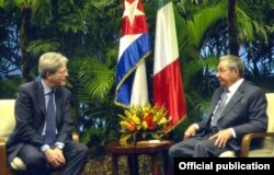 Raúl Castro recibe en La Habana al canciller italiano, Paolo Gentiloni.