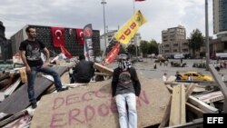 Dos activistas permanecen en una barricada situada a la entrada del parque Gezi en Estambul (Turquía)