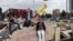 Dos activistas permanecen en una barricada situada a la entrada del parque Gezi en Estambul (Turquía)