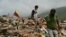 Familiares de personas desaparecidas buscan sus cuerpos entre los escombros de edificios colapsados ​​en Caraballeda, estado de La Guaira, Venezuela, el 10 de julio de 2026, tras los terremotos del 24 de junio.