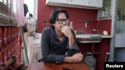 El actor y dramaturgo Yunior García, de 39 años, hace una pausa durante una entrevista en su casa en La Habana, Cuba, el 12 de octubre de 2021. REUTERS / Alexandre Meneghini