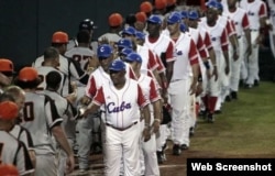 Los jugadores de Cuba y Holanda intercambian saludos.