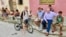 Hammer conversa con niños y adolescentes del barrio La Chirusa, en Santa Clara. 