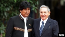 Evo Morales (i), saluda a Raúl Castro (d) en el segundo día de la Cumbre del G77 y China. 