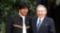 Evo Morales (i), saluda a Raúl Castro (d) en el segundo día de la Cumbre del G77 y China. 