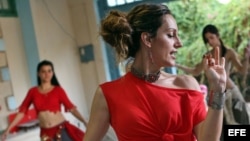 La bailarina española Sara Guirado imparte un taller con alumnas cubanas en La Habana.