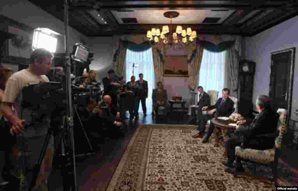 El encuentro de Ra&uacute;l Castro y Medvedev en la sede del gobierno ruso.