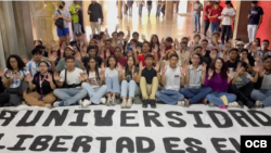 Estudiantes universitarios en protesta en la Universidad Central de Venezuela. (@generacionconvoz)
