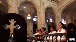 Algunas de las Damas de Blanco que sí pudieron asistir a la Catedral