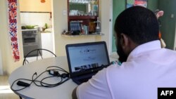 Foto Archivo. El periodista Abraham Jimenez, del medio independiente "El Estornudo", escribe en su laptop desde su casa en La Habana.