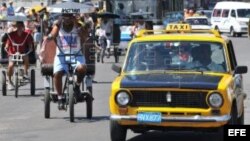 Mientras algunas personas se movilizan por las calles de La Habana en Bicitaxis (i) los taxistas intentan recuperar el terreno perdido...