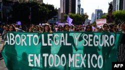 Manifestación a favor del aborto en la capital mexicana. (Ronaldo SCHMIDT / AFP).