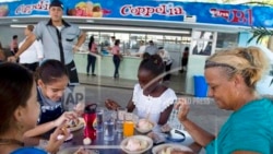 En la popular y reciente renovada heladería cubana, Coppelia, falta helado; y la crisis en Puerto Rico tras el escándalo de chat del gobernador Ricardo Rosselló 