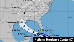 La tormenta tropical Laura a las 11 pm del 23 de agosto de 2020; proyección del Centro Nacional de Huracanes con sede en Miami.
