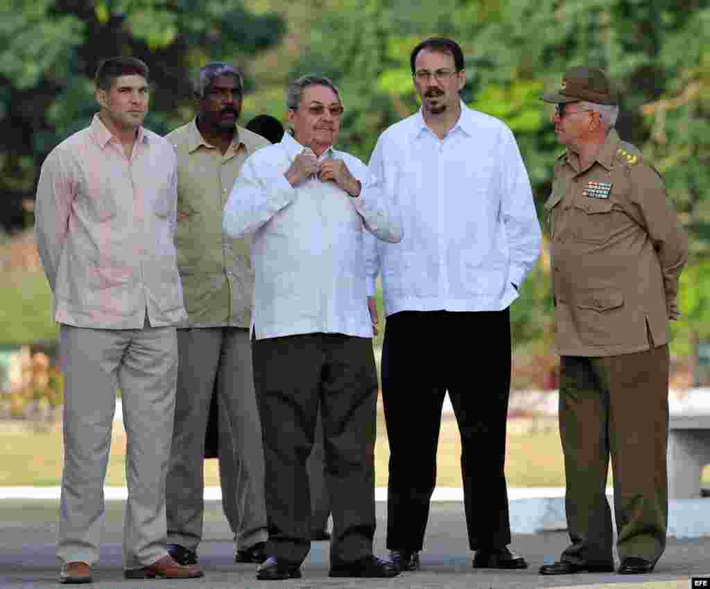 Raúl Castro (c), conversa con el jefe del Ejército Oriental, general Ramón Espinosa (d), y con su hijo, Alejandro Castro (2 d) y su nieto Raúl Guillermo (i). 
