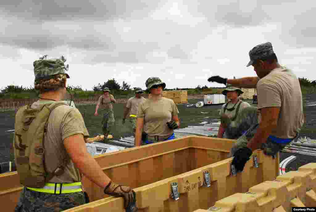Soldados estadounidenses construyendo el hospital de campaña en Monrovia. 