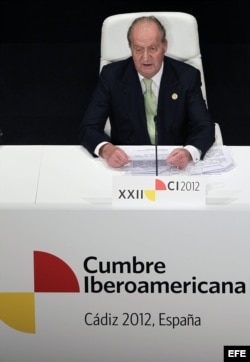 El rey don Juan Carlos, durante el discurso que pronunió en la inauguración de la XXII Cumbre de Jefes de Estado de Gobierno en un acto celebrado esta tarde en el Teatro Falla de Cádiz.
