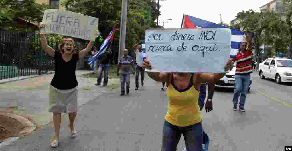 Grupos a favor del Gobierno cubano gritan consignas revolucionarias hoy, domingo 13 de septiembre de 2015, durante una manifestación en contra de disidentes cubanos en La Habana (Cuba). 