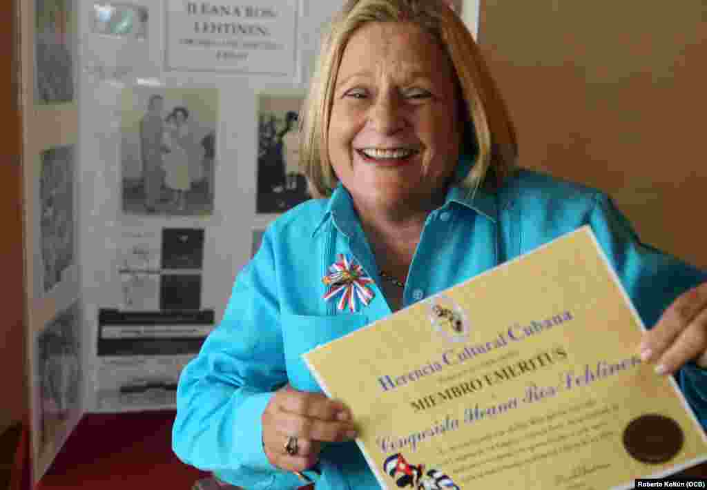 Ileana Ros-Lehtinen con el diploma &quot;Herencia Cubana&quot;, miembro Emeritus.