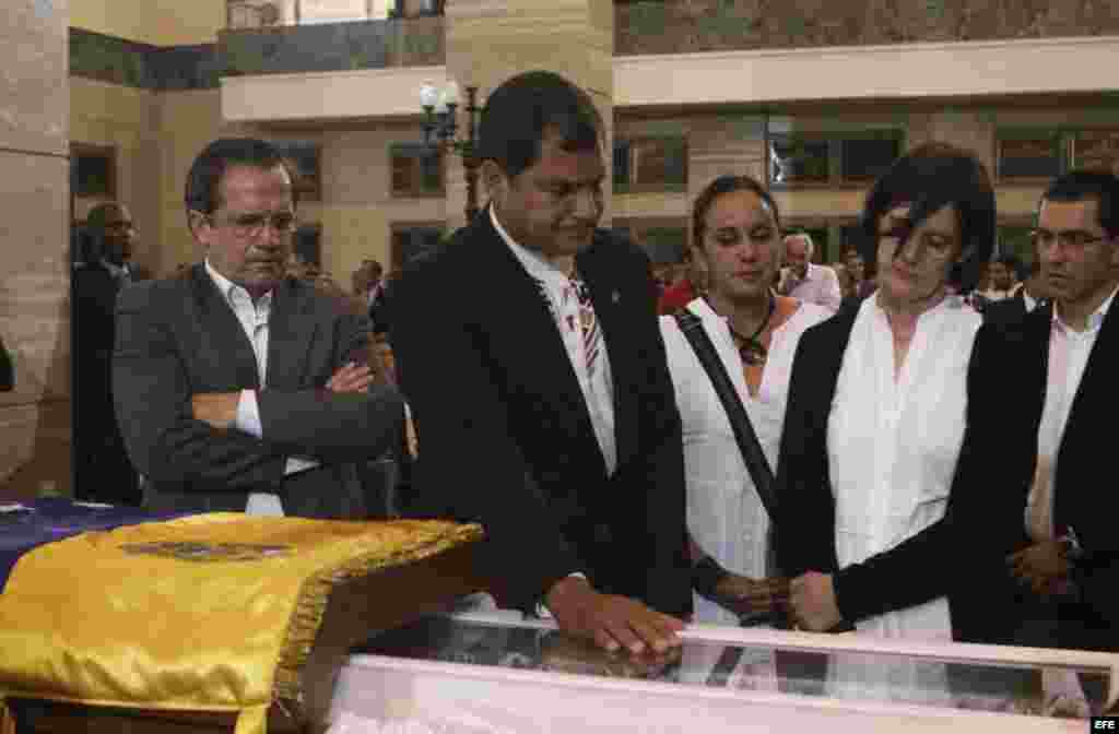 Fotografía cedida por la presidencia de Venezuela muestra a la gobernante de Ecuador, Rafael Correa (2i), y a su canciller, Ricardo Patiño (i), asistiendo hoy, jueves 7 de marzo de 2013, a las honras fúnebres del líder venezolano, Hugo Chávez, en la Acade