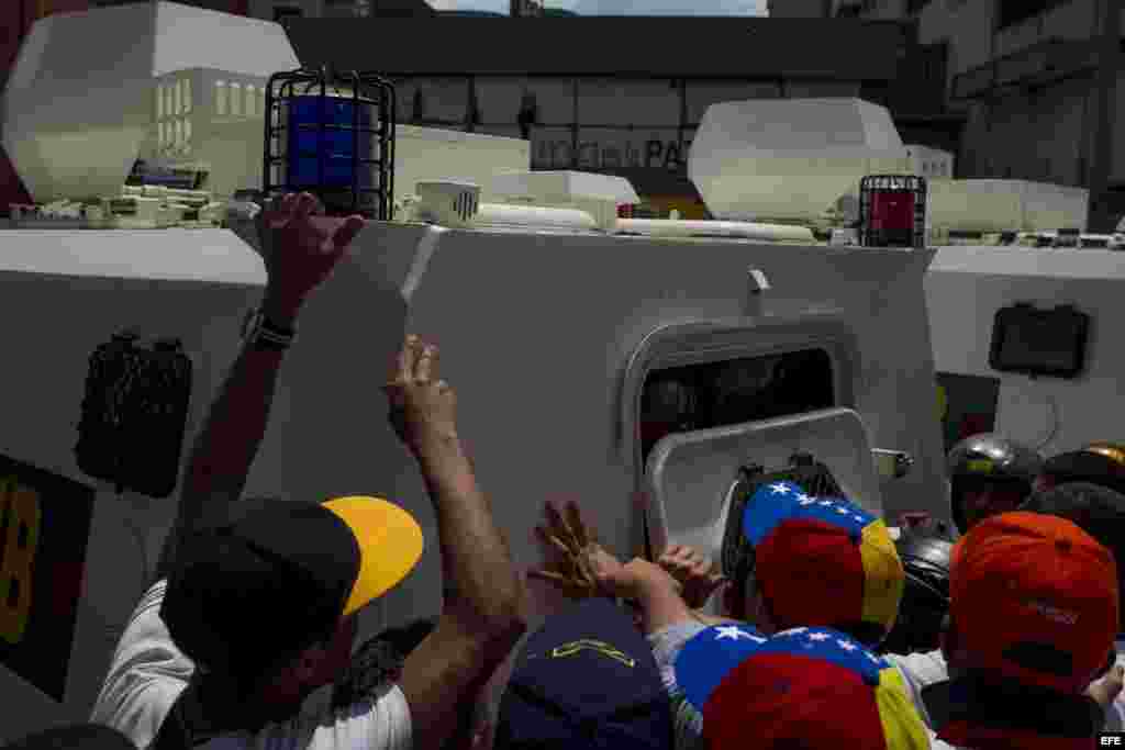 Fue trasladado en un vehículo blindado de la GNB que salió de la plaza donde se entregó entre cientos de seguidores de López