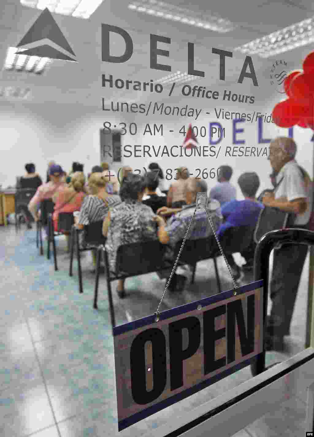 Clientes de la aerolínea estadounidense Delta esperan atención en una oficina hoy, viernes 11 de noviembre de 2016, en La Habana (Cuba)