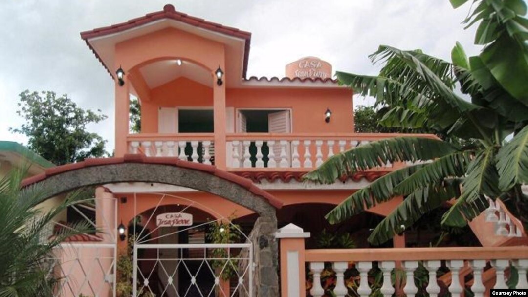 Las casas de los cubanos que han hecho algún dinero se distinguen porque no están despintadas ni desconchadas.