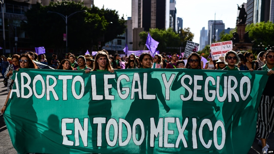 Manifestación a favor del aborto en la capital mexicana. (Ronaldo SCHMIDT / AFP).