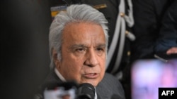 El expresidente de Ecuador (2017–2021) Lenín Moreno habla con los medios de comunicación al salir de la Corte Nacional de Justicia en Quito, el 11 de mayo de 2026, en relación con un caso de corrupción.