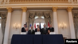 Rubio junto al consejero del Departamento de Estado Daniel Holler, el embajador de Israel en EEUU, Yechiel Leiter, y la embajadora del Líbano en EEUU, Nada Hamadeh, en el Departamento de Estado en Washington D. C. el 26 de junio de 2026. REUTERS/Ken Cedeno