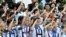Estudiantes saludan la bandera y cantan el himno nacional