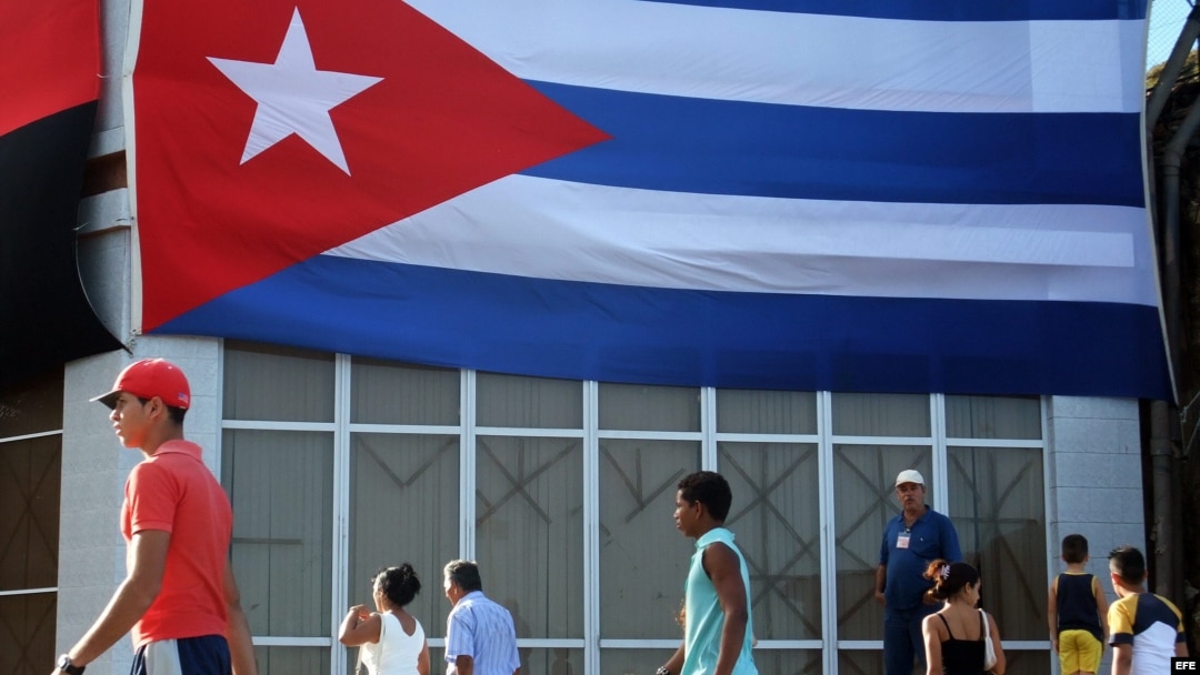 Carteles, banderas e imágenes en las calles cubanas.