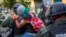 Miembros de la Guardia Nacional Bolivariana detienen a una joven