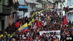 Marcha de rechazo a medidas promovidas por el Gobierno de Ecuador, en cuya capital, se celebra también una concentración para expresar respaldo al Ejecutivo. 