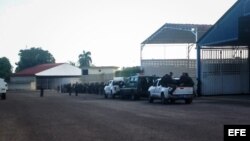 Policías esperan en el aeropuerto de Maracaibo al excandidato presidencial Manuel Rosales.