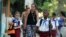 Tres niños posan con una bandera cubana durante el primer día del curso escolar 2015-2016 hoy, martes 1 de septiembre de 2015, en La Habana (Cuba). Cuba comienza hoy el curso escolar 2015-2016 con cerca de dos millones de estudiantes en más de 10.300 esc