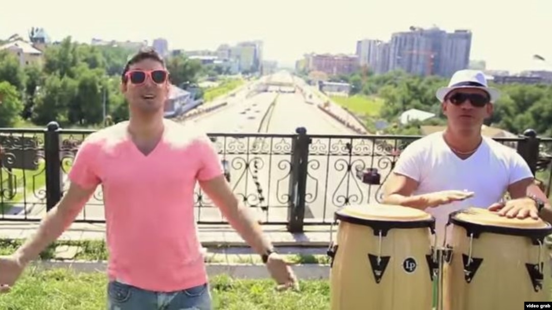 El grupo El Latino interpretando la versión salsera del tema kazajo "Kara Jorga".