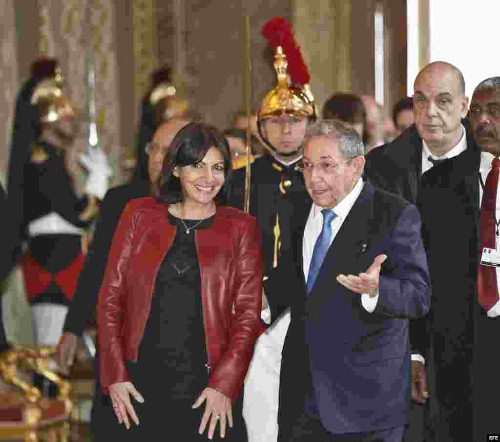 La alcaldesa de París, Anne Hidalgo, y Raúl Castro (i-d), antes de su reunión en el Hôtel de Ville de París (2 de febrero, 2016).