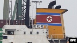 PAN03. CIUDAD DE PANAMÁ (PANAMÁ), 16/07/2013.- Fotografía del barco de Corea del Norte Chong Chon Gang hoy, martes 16 de julio de 2013, atracado en el muelle de Manzanillo de la caribeña ciudad de Colón (Panamá). Las autoridades panameñas retuvieron en Co